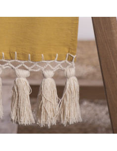 Camino de Mesa Indira: Red & Borlas crochet