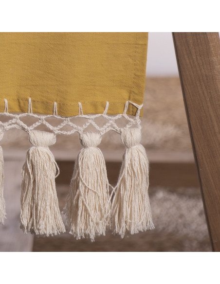 Camino de Mesa Indira: Red & Borlas crochet